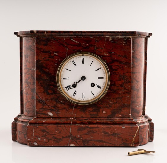 Horloge de table début du 20e siècle dans une brèche de marbre rouge 23,5x29 cm...