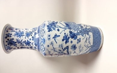 JAPON, XIXème. VASE balustre en porcelaine bleu et blanc à motif de fleurs. Haut: 60...