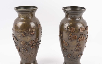 Japon XIXe s, paire de vases en bronze à deux patines, à décor de fleurs...
