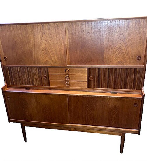 SOLD. Johannes Andersen: A teak sideboard, front with drawers, doors and two pull-out trays. Manufactured by Skaaning Furniture. – Bruun Rasmussen Auctioneers of Fine Art