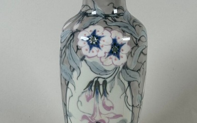 LIMOGES, FRANCE. Vase en porcelaine à décor de motifs fleuris. Marque au revers. H. 21...