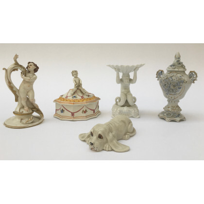 Lotto di cinque oggetti in ceramica policroma di fatture e dimensioni differenti (lievi difetti)