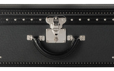 Louis Vuitton, valise rigide Alzer 80 recouverte de cuir taïga noir, intérieur en alcantara gris anthracite, châssis indépendant, corni