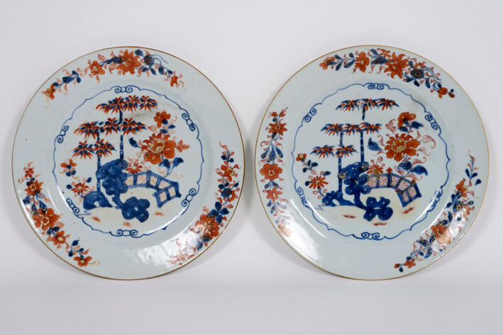 Pair of 18th century Chinese plates in porcelain with Imari-decor with garden view - diameter : 23 cm ||pair or 18th Cent. Chinese plates in porcelain with Imari decor with garden view