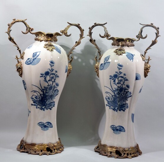 Paire de grands vases en forme d'amphore... - Lot 276 - Actéon - Compiègne Enchères