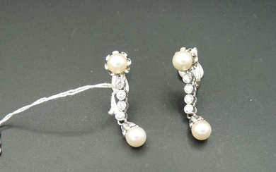 Paire de pendants d'oreilles en or gris 18K (750/oo), les attaches dormeuses, agrémentées d'une perle...