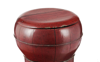 Panier couvert en bois laqué rouge, Chine, XXe s., h. 23 cm