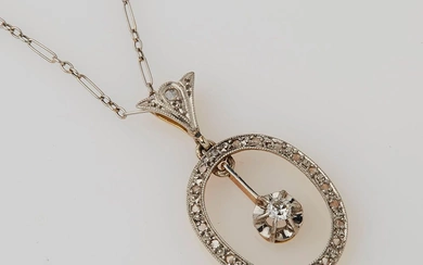 Pendentif ovale en or blanc (18 K) orné de petits diamants et d'un motif central...
