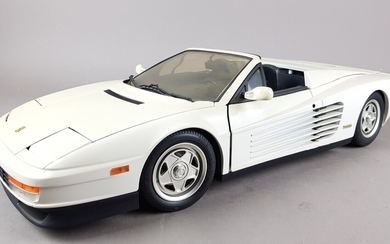 RIVAROSSI, POCHER - Ferrari Testarossa Spider blanche. Phares mobiles, suspensions, deux essuie-glaces, ouvrant à l'avant...