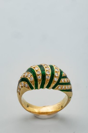 Ring in 18k yellow gold with green enamel...