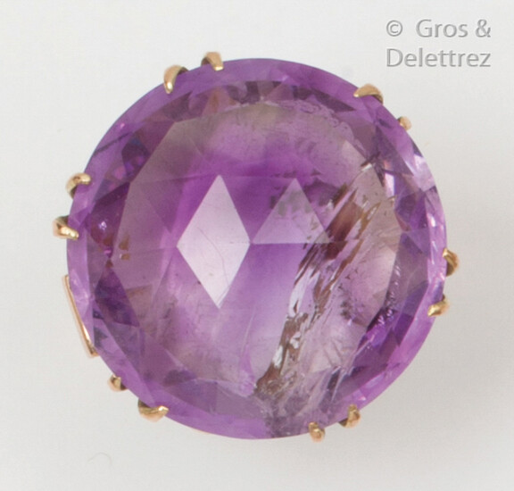 Ring in 9K yellow gold with a faceted amethyst. Finger size: 54. Gross weight: 10.3g.