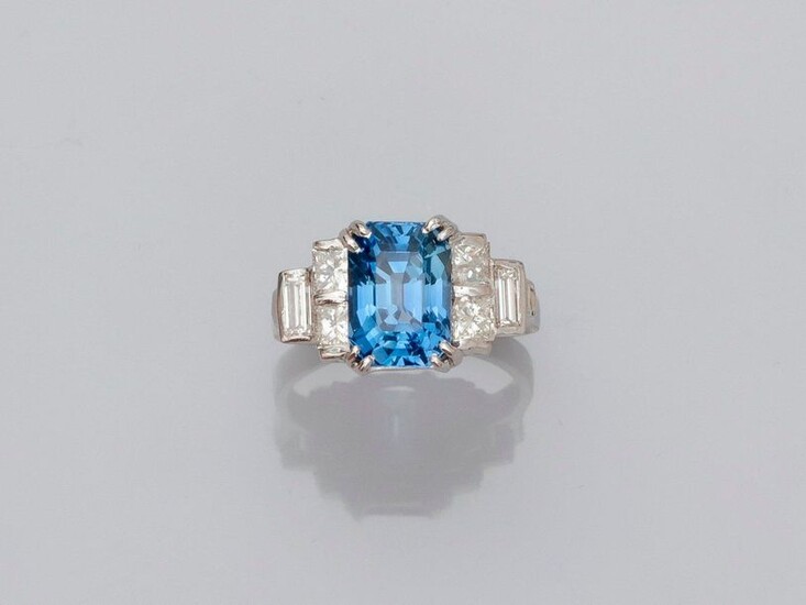 Ring in white gold, 750 MM, set with an emerald cut sapphire weighing about 4.50 carats, beautiful colour, set with four princess cut diamonds and two baguette cut diamonds, size: 51, weight: 5.5gr. rough.