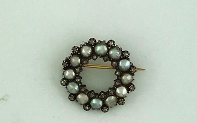 Round brooch in gold 750°/°°° set with button pearls enhanced with roses, Trav; end of XIXth, Gross weight: 7,21g