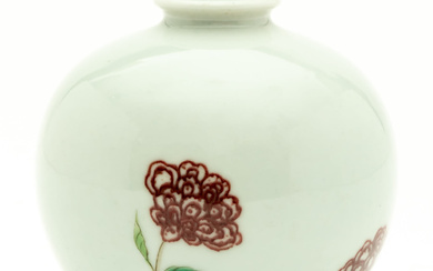 SMALL CHINESE WHITE PORCELAIN VASE WITH FLOWER DECOR