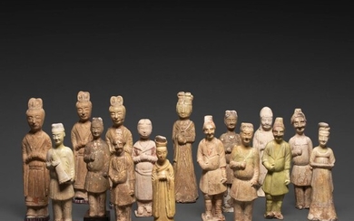 SUITE DE SEIZE STATUETTES en terre cuite, représentant des serviteurs. (Une tête recollée, usures). Chine, dynastie Han et Ta...
