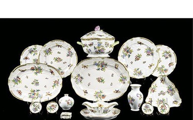 Service de table Herend en porcelaine émaillée et dorée, modèle "Queen Victoria". Comprenant : 10...