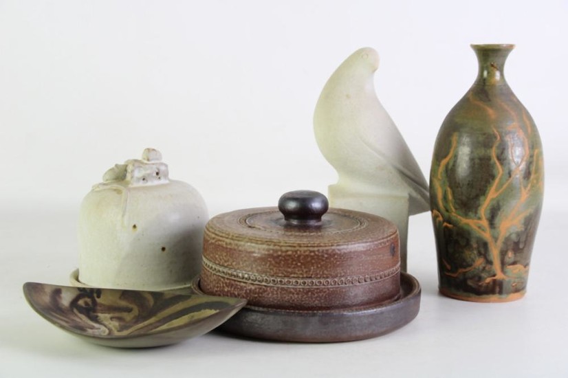 Studio pottery cheese dome with mouse finial (H14cm) together with stonewares and potted examples (vase af)