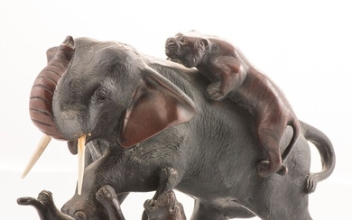 Sujet en bronze patiné figurant un éléphant d'Asie attaqué par deux tigres. Japon, époque Edo...