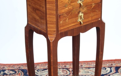 TABLE DE SALON en bois de placage, à décor... - Lot 376 - Osenat