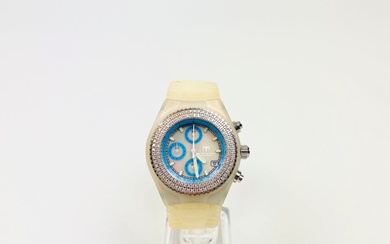 TECHNO MARINE Montre chronographe en métal et plastique, cadran fond nacre et bleu à trois...