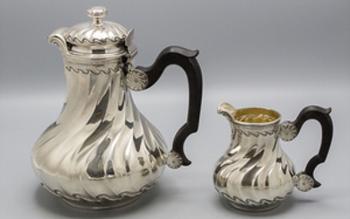 Teekanne und Sahnegießer / A silver tea pot and creamer,...