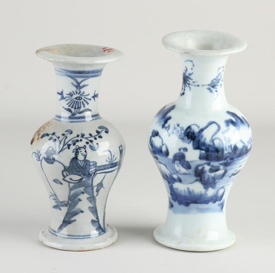 Two Chinese vases, H 17 cm.
