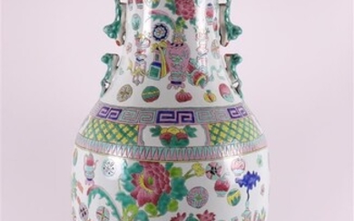Un vase en porcelaine de forme balustre avec des oreilles de chien ou de fou,...