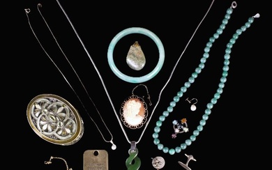 Une collection de bijoux comprenant un bracelet en jadédite verte, un collier de perles, un...