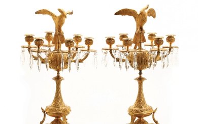 Une paire de candelabres decores de figures d&39;oiseaux de paradis et d&39;ornements floraux artistiques en...