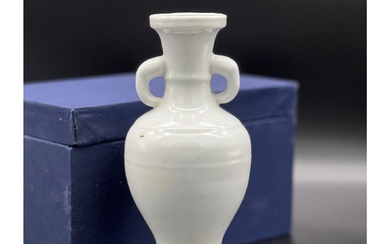 Vase à deux anses en glaçure "sweet white" à motif de fleurs et d'oiseaux, dynastie...