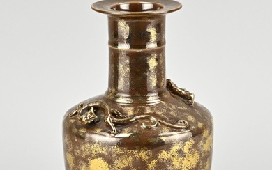Vase en porcelaine chinoise avec relief de dragons et glaçure couleur bronze. Marque au bas...