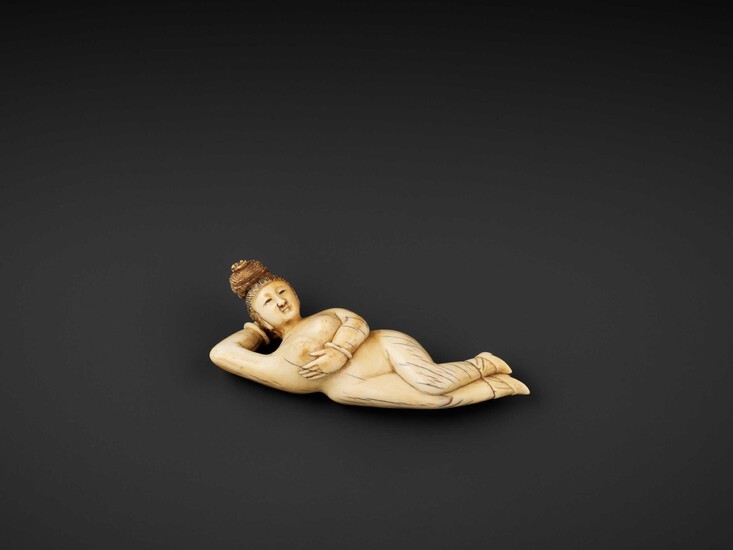 Ɏ AN IVORY FIGURE OF A ‘DOCTOR’S LADY’, LATE MING DYNASTY 晚明象牙雕醫用臥女像