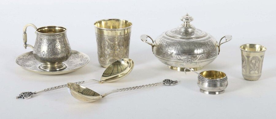 mixed lot of russian silver 19th/20th century, silver 84/875/916, approx. 715 g, 9 pcs. best: cup with lower part, small salt bowl, salt spoon, vodka cup, drinking cup, 2 spoons and lid box, with varying floral engraved decor, each one gilded inside...