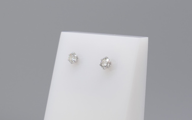 0. 20CT DIAMOND stud earrings.