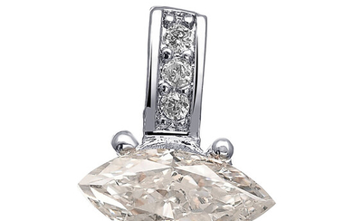 1.03ct Diamonds and gold pendant - center stone is...