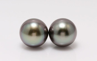 18 kt. White Gold - 10x11mm Peacock Tahitian Pearls