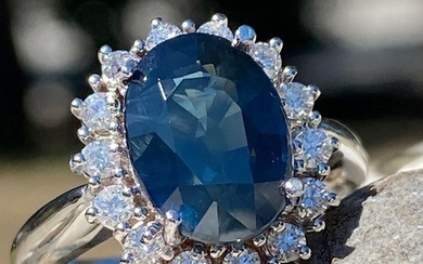 18 kt. White gold - Ring - 4.90 ct Dark Sapphire Cocktail Ring GIA *** No Reserves *** - Diamond