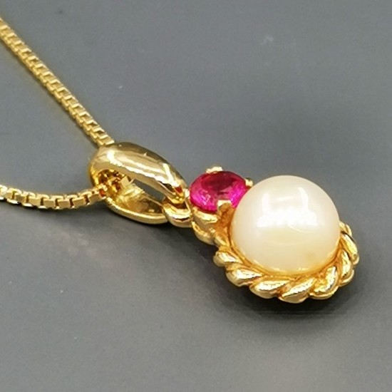 18 kt. Yellow gold - Necklace with pendant - 0.35 ct Ruby - Pearl