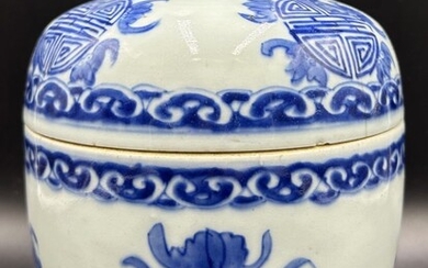 19th century Chinese blue and white covered bowl