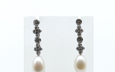 2 earrings in 18 ct white gold set with 4 brilliants 4 x +/- 0.22 ct, 16 brilliants +/- 0.48 ct and 2 pearls - 9.1 g raw + case