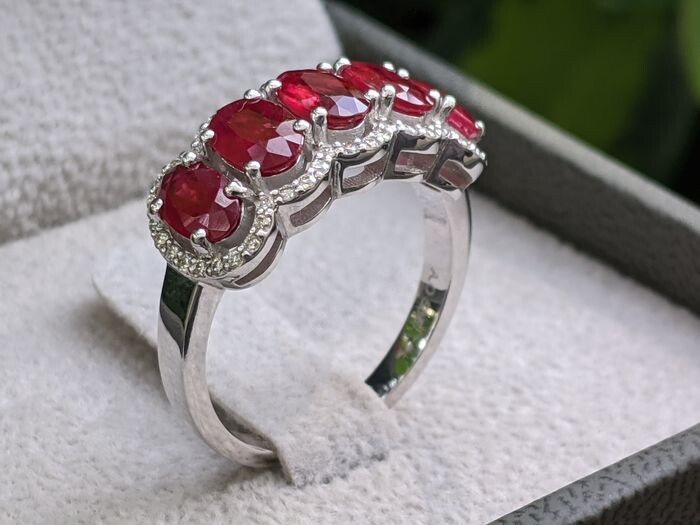 3.01ct Natural Red Ruby And Diamonds Ring - 14 kt. White gold - Ring - 3.01 ct Ruby - Diamonds, NO RESERVE