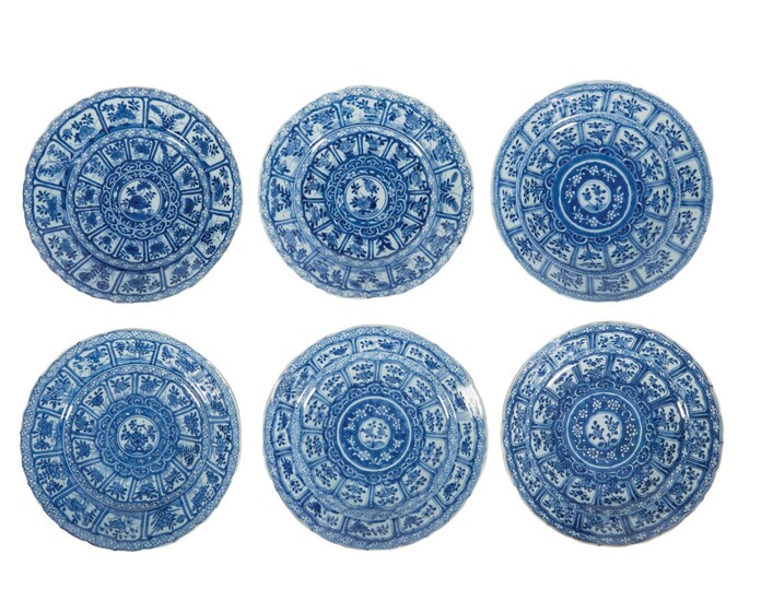 77 Chine : lot composé de douze assiettes en porcelaine dure de Chine à décors