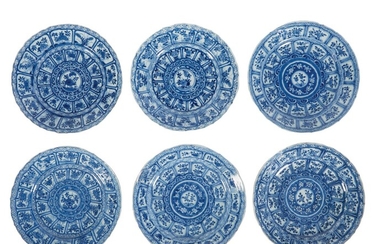 77 Chine : lot composé de douze assiettes en porcelaine dure de Chine à décors...