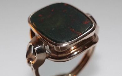 8 kt. Yellow gold - Ring, small size 52-53 / 16.75 mm - 2.85 ct Jasper / Green Bloodstone