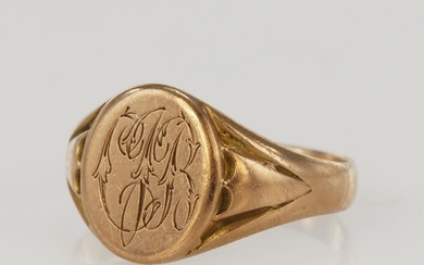 9ct rose gold antique signet ring, table measures approx. 13...