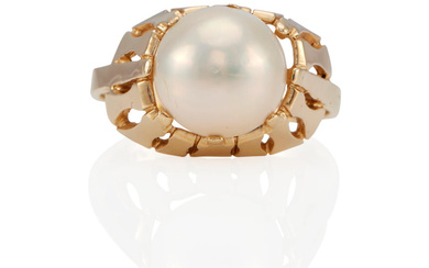 A 14K GOLD AND MABE CULTURED PEARL RING