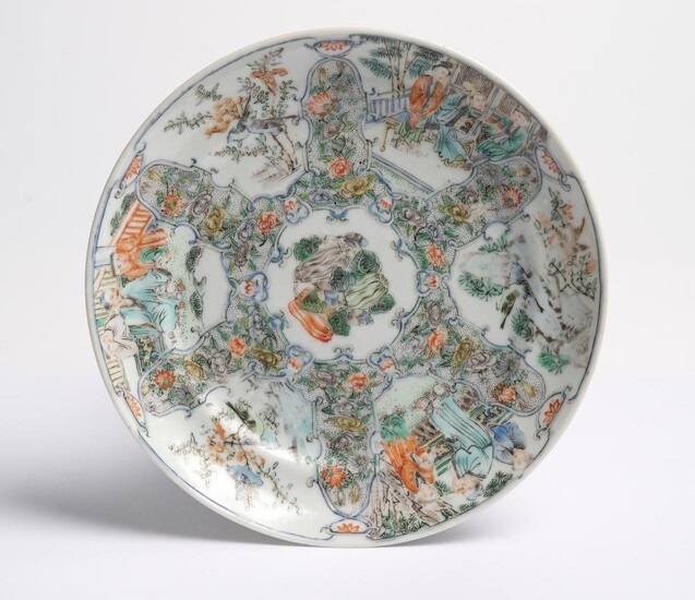 A CHINESE WUCAI/FAMILLE VERTE DISH QING DYNASTY (1644-1912), CIRCA EARLY 18TH CENTURY