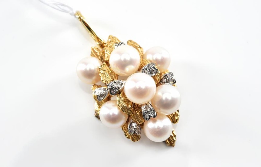 A CULTURED PEARL AND DIAMOND PENDANT IN 9CT GOLD