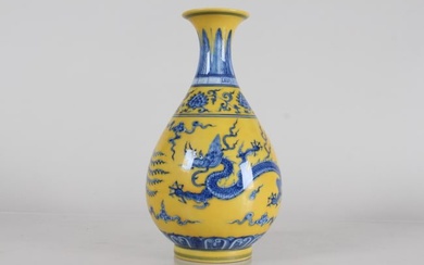 A Chinese Yellow-coding Dragon-decorating Porcelain Fortune Vase