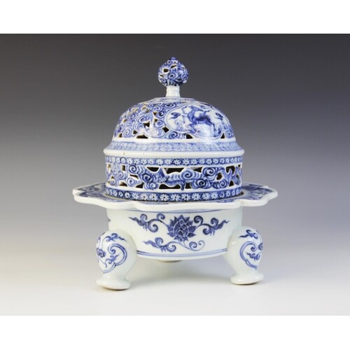 A Chinese porcelain blue and white incense burner/pot pourri...